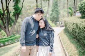 Foto Prewedding Outdoor di sebuah villa, dataran tinggi gunung bromo dengan konsep casual dan santai"