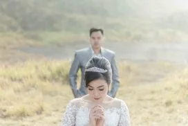 Foto Prewedding Outdoor di alam terbuka, dataran tinggi gunung bromo dengan mengusung konsep modern bersatu dengan alam di padang savana"