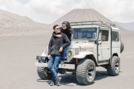 Foto Prewedding Outdoor di alam terbuka, dataran tinggi gunung bromo menggunakan monil Jeep"