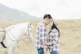 Foto Prewedding Outdoor di alam terbuka, dataran tinggi gunung bromo dengan konsep vintage ditemani seekor kuda"