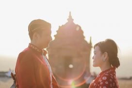 Foto Prewedding Outdoor di sebuah tempat bersejarah, salah satu candi di daerah Yogyakarta dengan konsep adat tradisional"