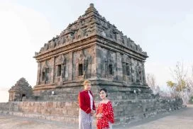 Foto Prewedding Outdoor di salah satu tempat popupler di kunjungi, candi ijo di daerah Yogyakarta dengan konsep tradisional jawa"