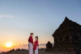 Foto Prewedding Outdoor di tempat wisata, sebuah candi di daerah Yogyakarta dengan konsep adat tradisional dan ditemani senja"
