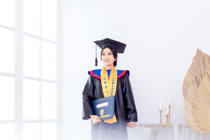 gaya foto wisuda outdoor dan indoor