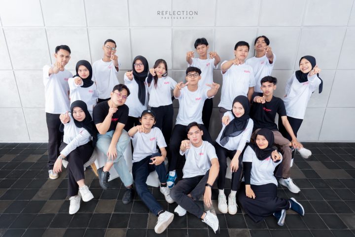 outfit foto studio bareng sahabat