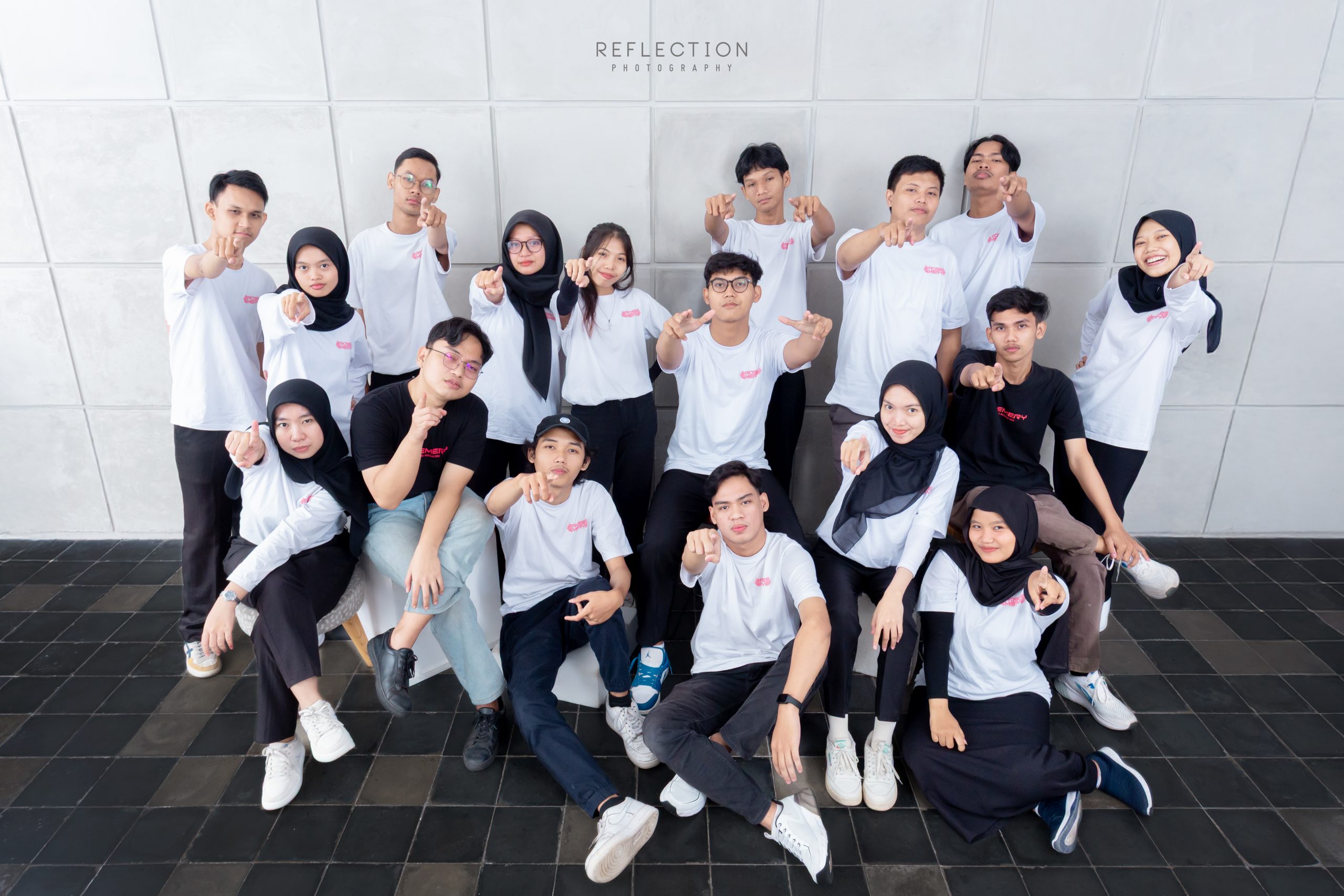 outfit foto studio bareng sahabat