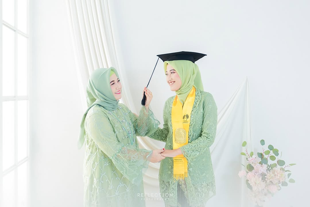 Foto wisuda indoor elegan