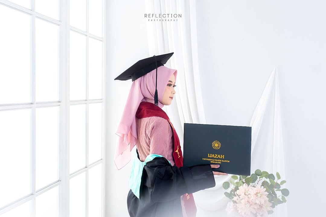 Foto wisuda di studio