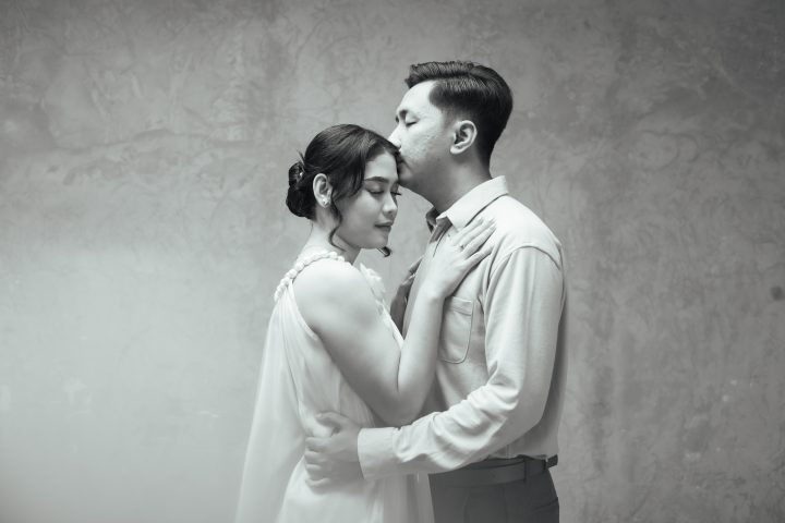 foto hitam putih di studio