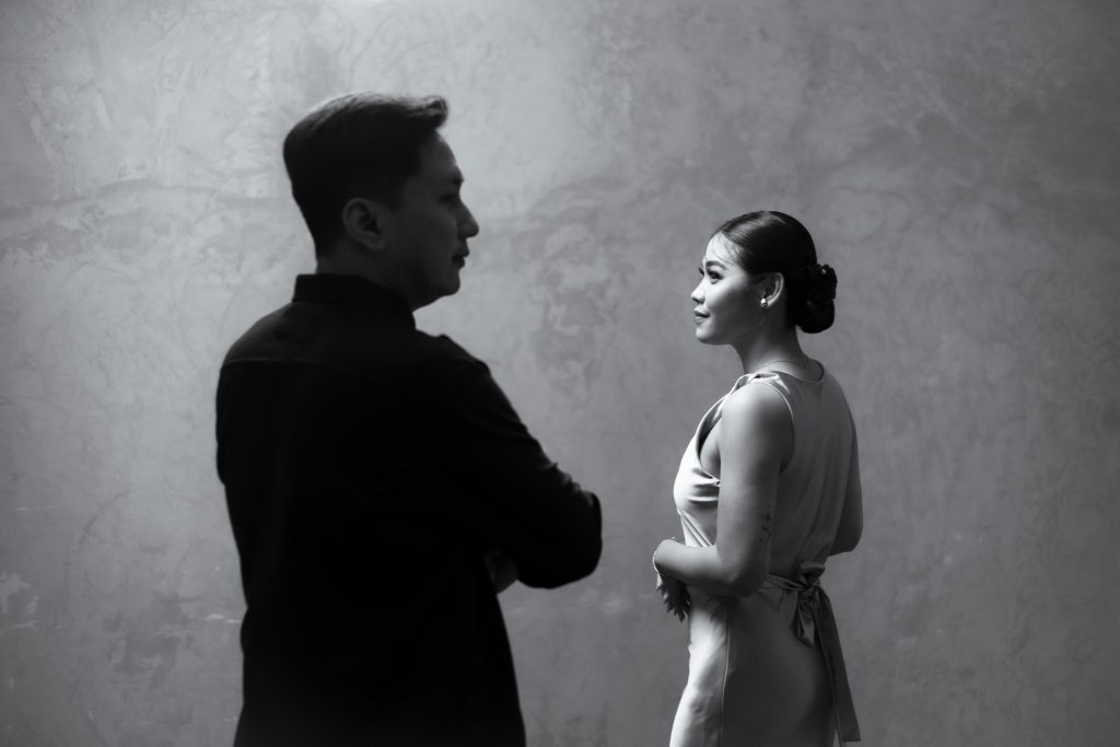 foto hitam putih di studio