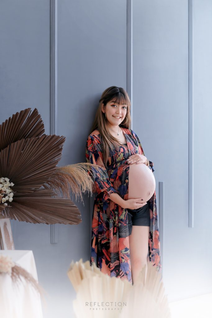 Foto Maternity Bersandar Santai