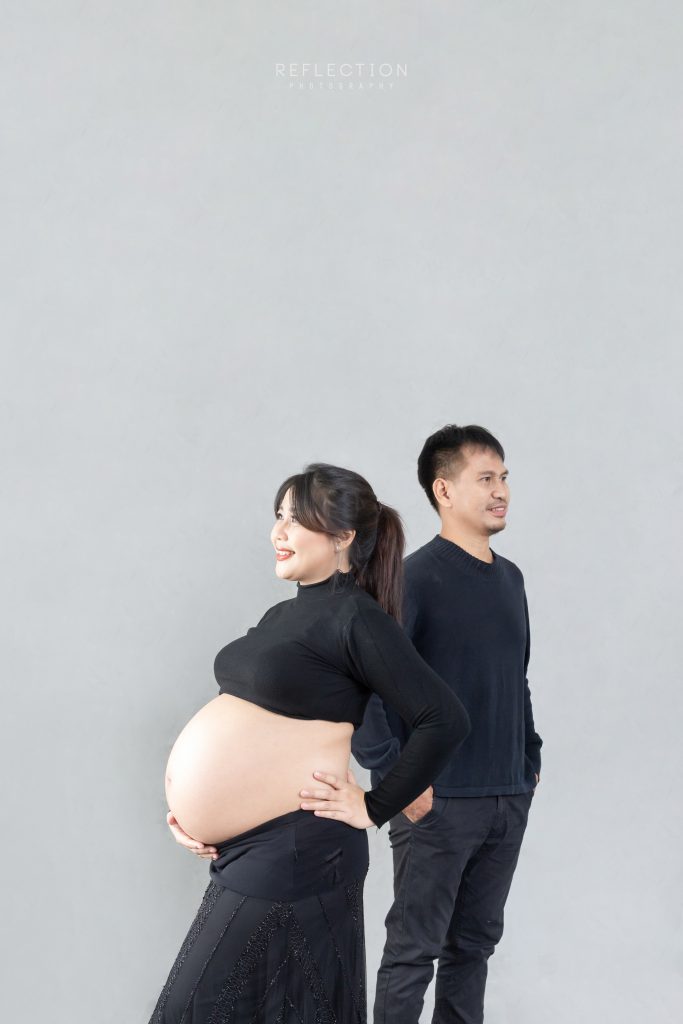 Foto Bumil dan Suami Gaya Membelakangi