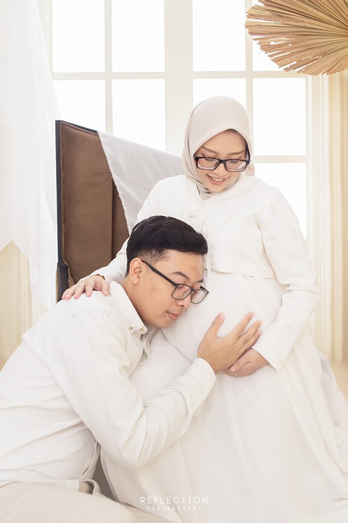 Foto Bumil dan Suami Gaya Lesehan