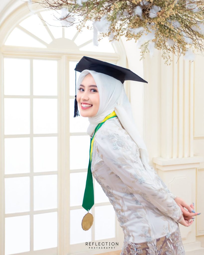 referensi make up wisuda natural