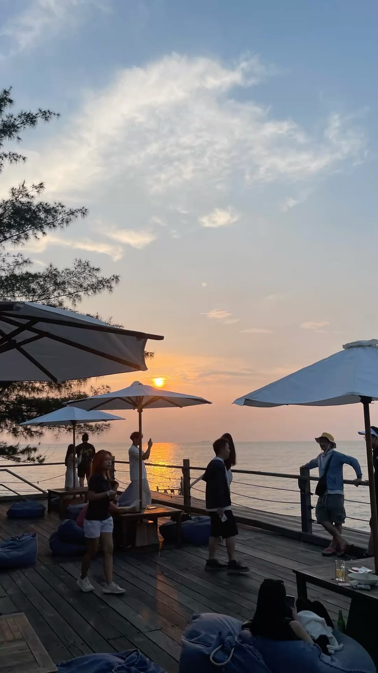 Senja ala Beach Club di Awan Costa (POJ City)