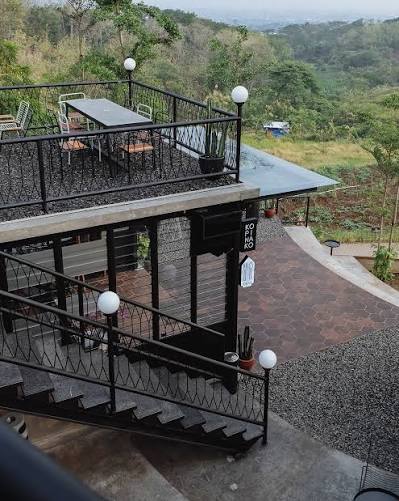 Estetika Kaca Industrial di Kopi Nako (Candi)