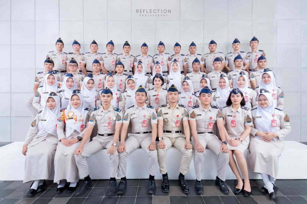 Foto Bareng Besti dengan Pose Santai
