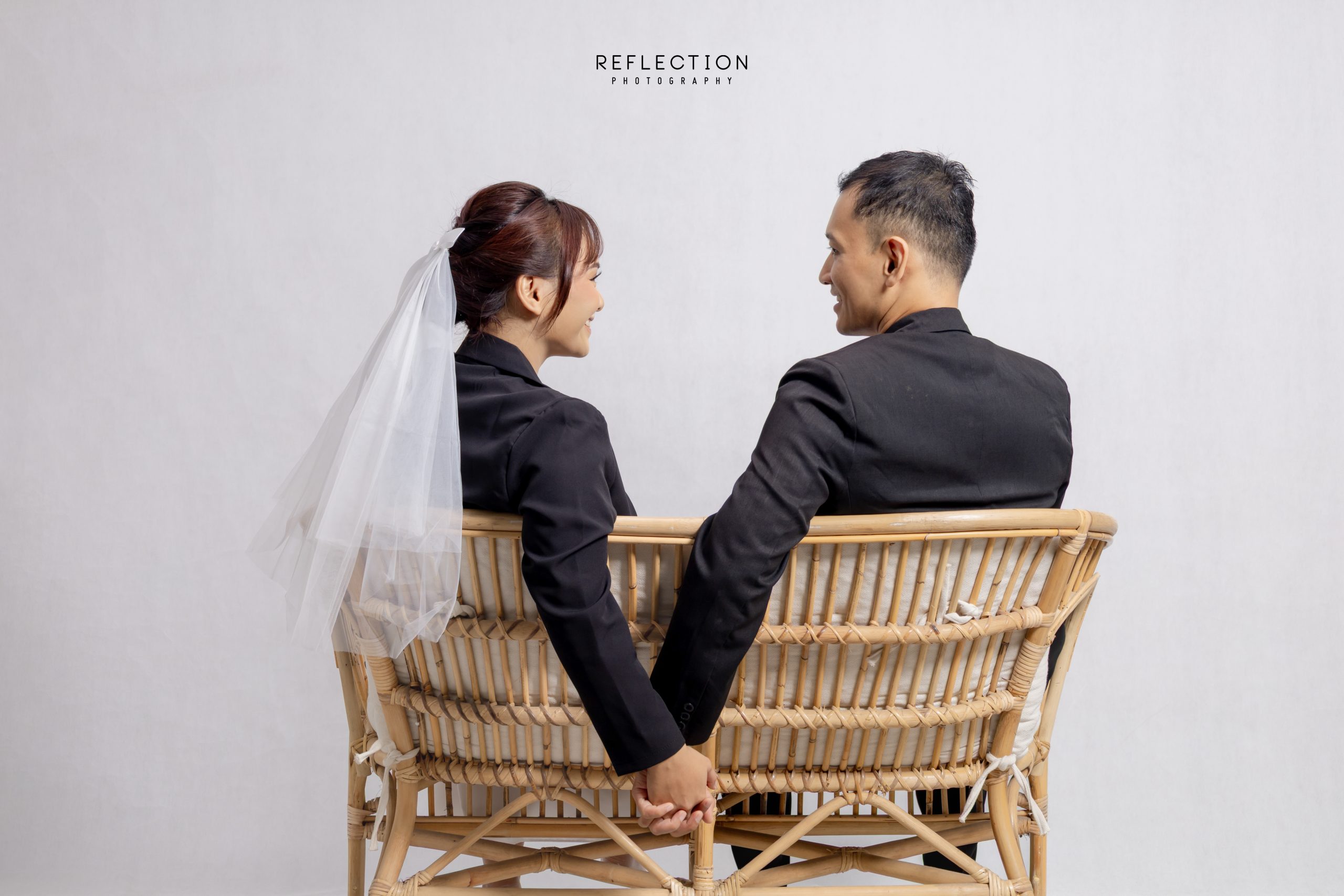 prewedding casual hitam indoor