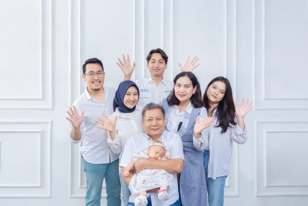 Ide Pose Foto Bareng Bestie Duduk Bersama