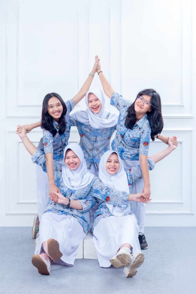 foto bareng bestie dengan pose kocak