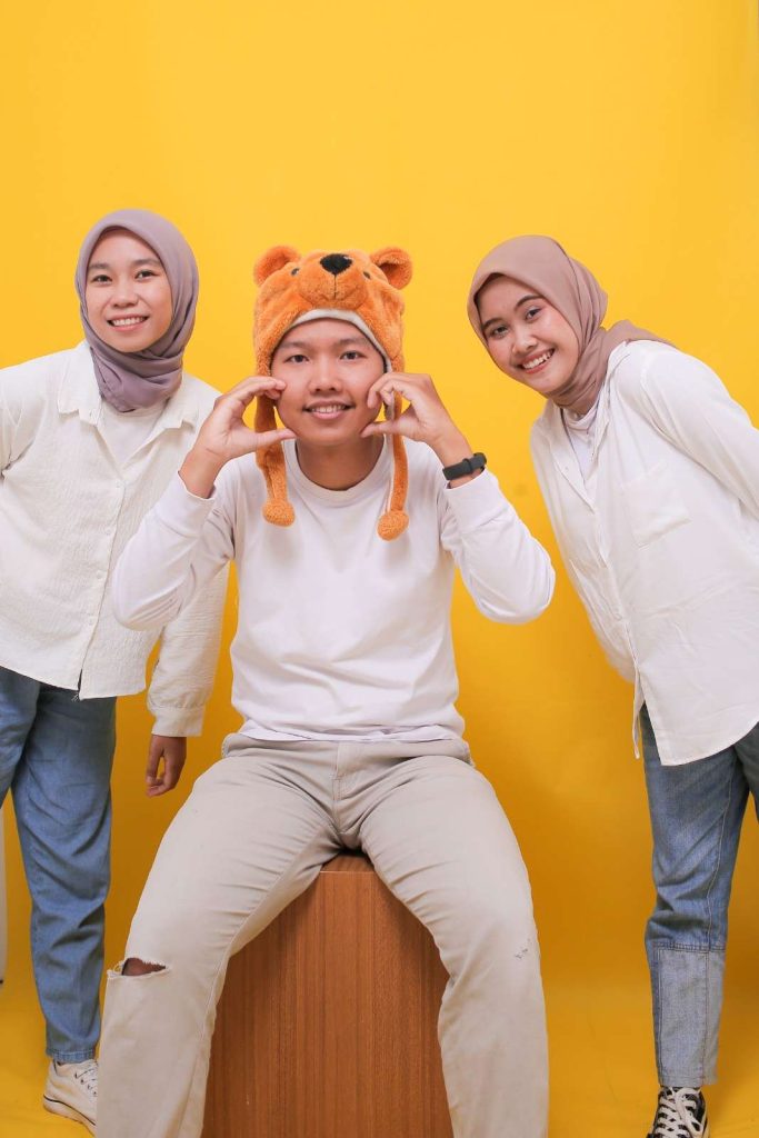 Foto Bareng Besti Dengan Properti Sederhana