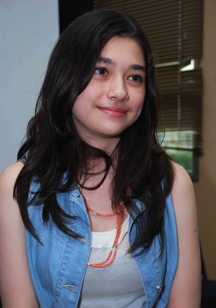 Amanda Rigby Pose Cantik Manis